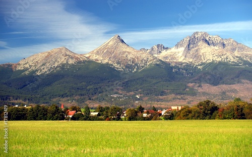 Board z aluminiowym obramowaniem Widok na Tatry i wieś w lecie, na Słowacji.
