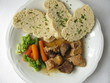 © Heike Rau - Böhmische Knödel mit Gulasch und Mischgemüse