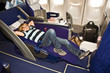 © travelview - Kind ruht sich in der Business Class aus und geniesst den Flug