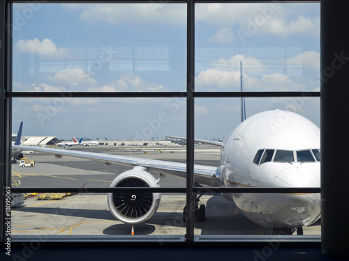  Fototapety samoloty   okno-na-lotnisku-z-widokiem-na-samolot