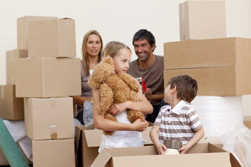 Canvas Print - Family in new house unpacking boxes