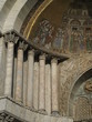 Columnas y mosaico en el portico de San Marcos en Venecia
