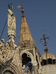 Wall Mural - Virgen María en lo alto de la Basílica de San Marcos en Venecia