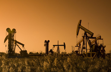 Wall Mural - Silhouette of oil well