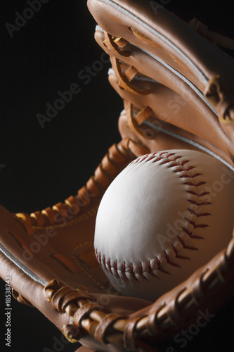 Board z aluminiowym obramowaniem Rękawica do baseballu i piłka 2