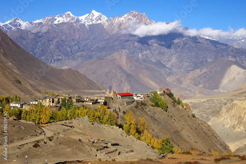 Naklejka samoprzylepna Malowniczy krajobraz nepalski z willage