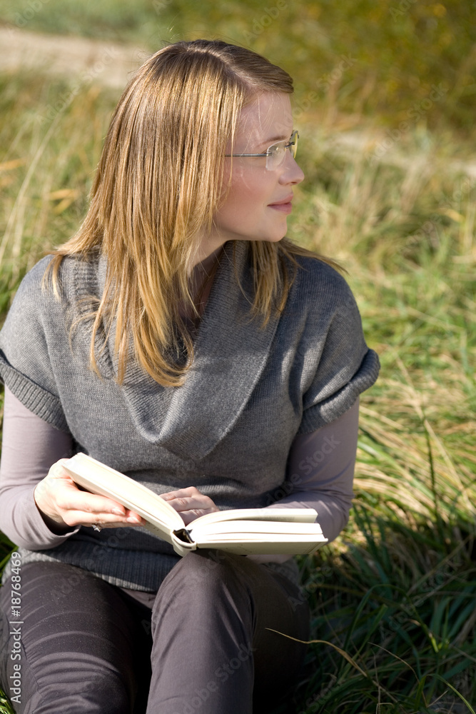 Frau liest Buch am Strand 素材庫相片 | Adobe Stock
