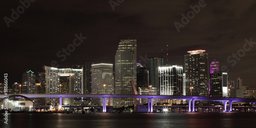Plakat na papierze fotorealistycznym Szeroki kąt widzenia w centrum Miami w nocy