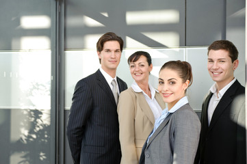 business team freundlich in büro mit sonne