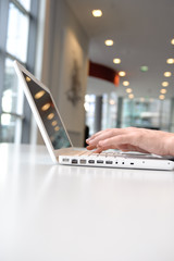 hände auf tastatur tippen in büro auf laptop