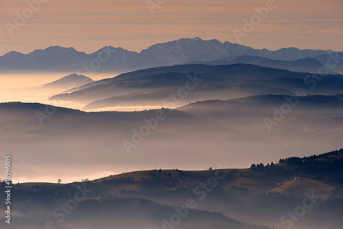Fototapeta mgła  zamglone-gorskie-szczyty-o-poranku