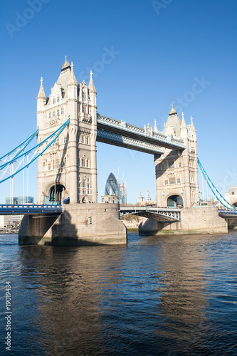 Tapeta ścienna Most tower w Londynie z odbicia na rzece