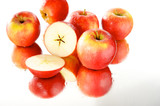 Fototapeta Kuchnia - przekojone jabłko na lustrze, group of apples
