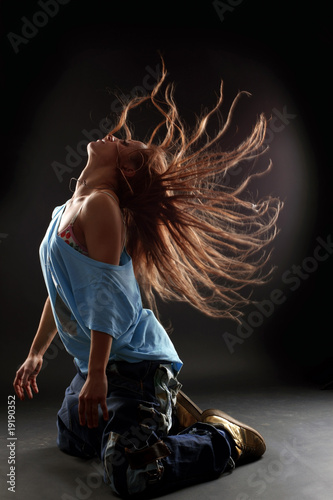 Board z aluminiowym obramowaniem Cool woman dancer against black background