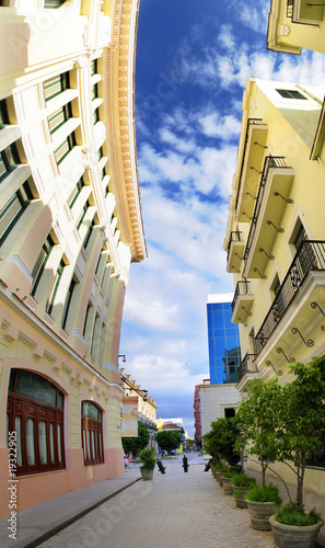 Obraz na płótnie canvas trzyczęściowy "tryptyk" Pionowa panorama ulicy Havana, Kuba