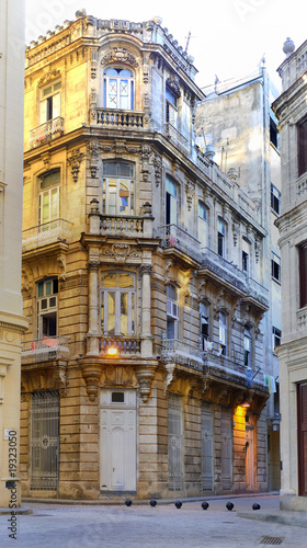 stary-havana-rocznik-dekorujacy-budynek