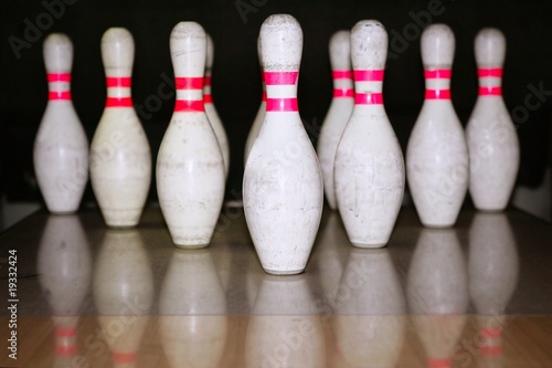 Bowling bolus row reflexion on wooden floor