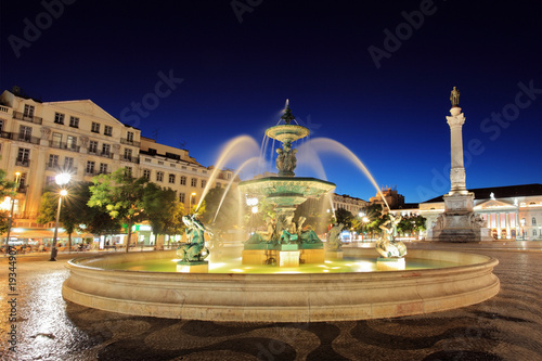 Board z aluminiowym obramowaniem Rossio square lizbona, portugalia w nocy