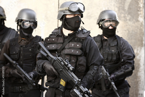Cuadros en Lienzo SWAT officer in full tactical gear.