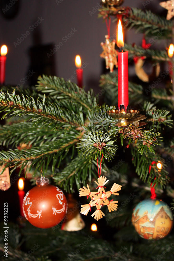 geschmückter weihnachtsbaum mit echten kerzen Stock Photo