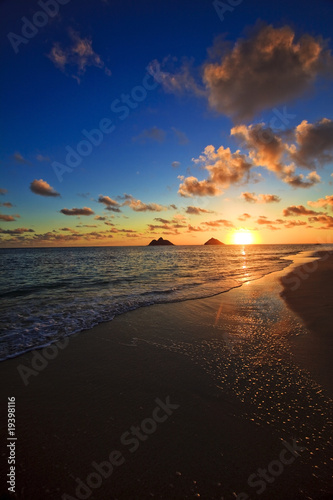 Board z aluminiowym obramowaniem Pacyficzny wschód słońca przy lanikai plażą, Hawaii