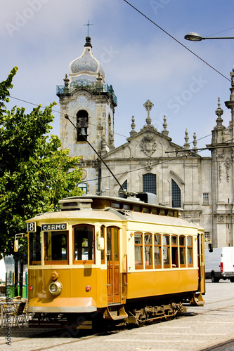 Board z aluminiowym obramowaniem Tramwaj przed kościołem carmo, porto, portugalia