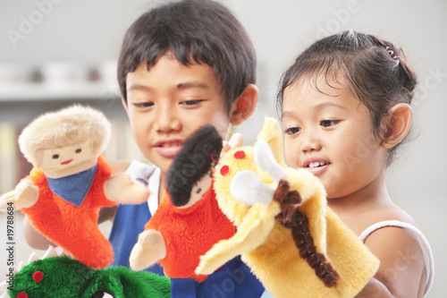 Fotografía Sibling playing hand puppet