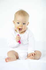 baby mit zahnbürste