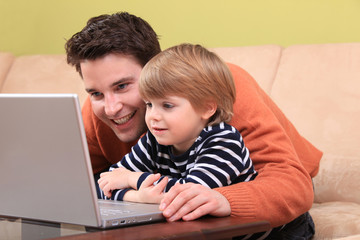 Vater und Sohn am Laptop