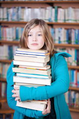 Wall Mural - junges mädchen mit bücherstapel