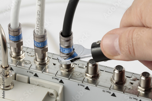 Fotomural Mounting the antenna cable to the box with the signal