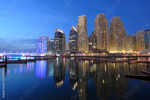 Board z aluminiowym obramowaniem Marina dubai o zmierzchu. 