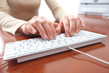 Fototapete - Woman typing
