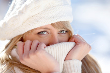 Portrait d'une jeune femme blonde avec bonnet de laine