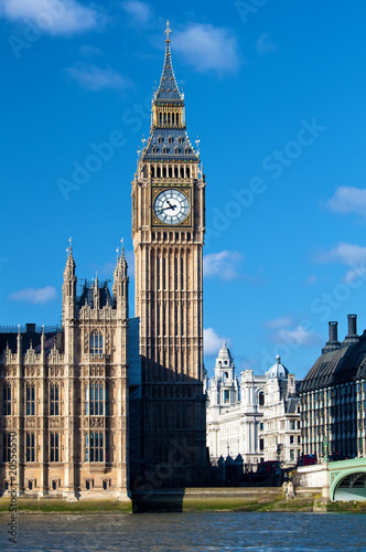 Obraz na płótnie canvas czteroczęściowy "tetraptyk" Wieża Big Ben w Londynie w pogodny dzień