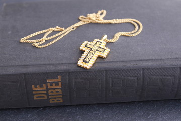 Fotomurales - Kreuzkette auf einer Bibel