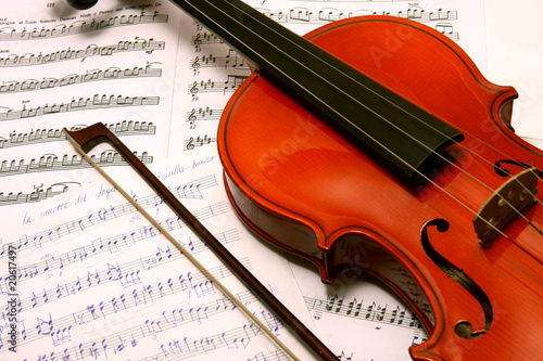 Obraz w ramie Violin with bow on music book