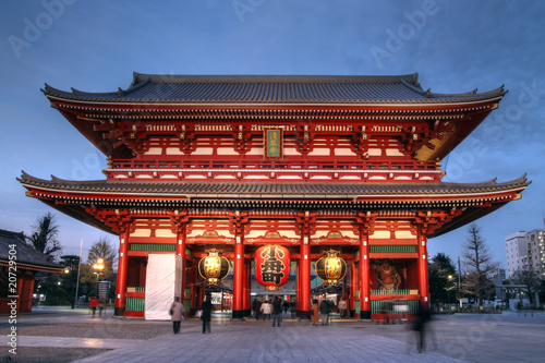 Board z aluminiowym obramowaniem Hozo-mon brama w świątyni senso-ji, asakusa, tokio, japonia