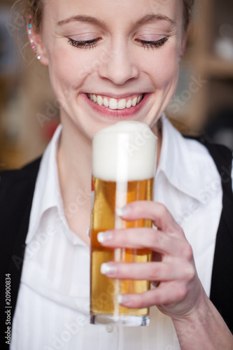 Junge Frau Trinkt Ein Bier Stock Foto Adobe Stock