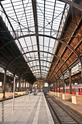 Board z aluminiowym obramowaniem Trainstation, szklanka dachu daje piękną harmoniczną strukturę