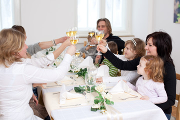 anstoßen beim familienfest