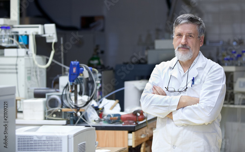 Fotografía Renowned scientist/doctor in a research center/hospital lab look
