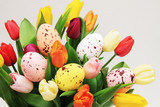 Fototapeta Tulipany - Bukiet kolorowych tulipanów i pisanki