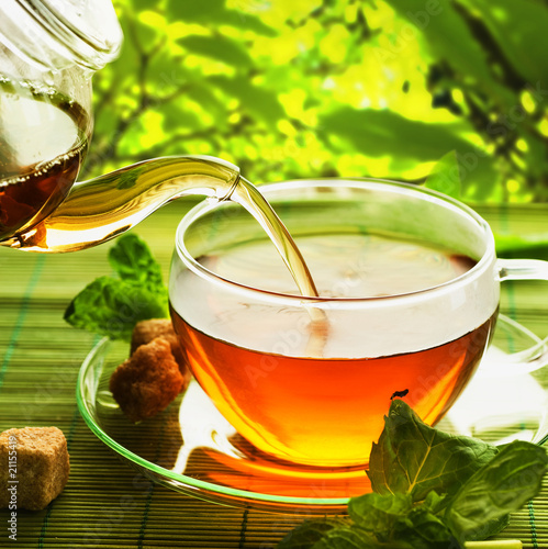 Naklejka na drzwi Pouring Healthy Tea