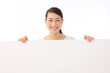 © naka - メッセージボードを持つ女性