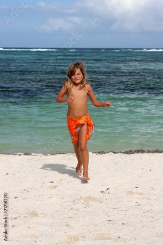 Fillette Courant Sur La Plage Stock Photo Adobe Stock Fillette Courant Sur La Plage Stock Photo Adobe Stock