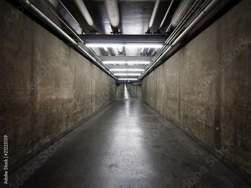 Board z aluminiowym obramowaniem Rządowy tunel podziemny