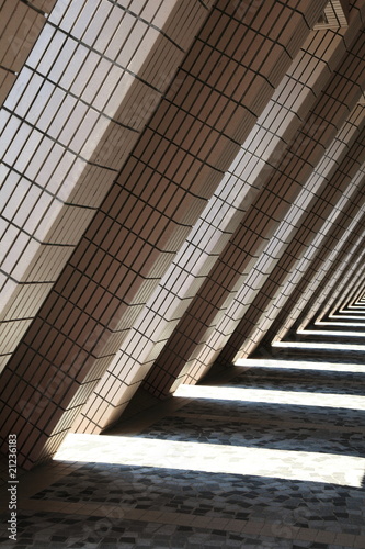 Board z aluminiowym obramowaniem L kształcie architektury i cienie centrum kulturalnego hongkongu