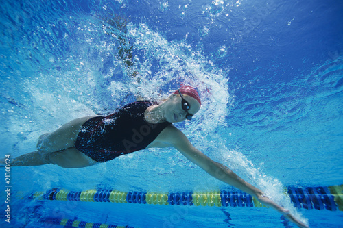 Fotografía female swimmer racing underwater in pool