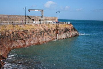 Une jetée dans un petit port de Jersey